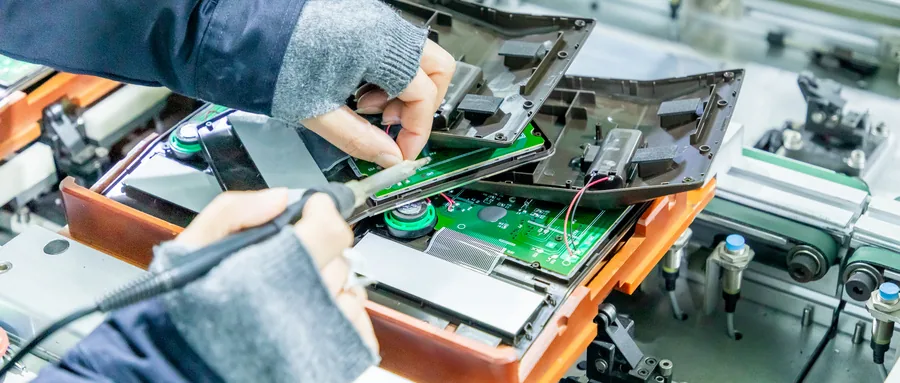 電子電器｜技術人員在工作台上檢修電子基板