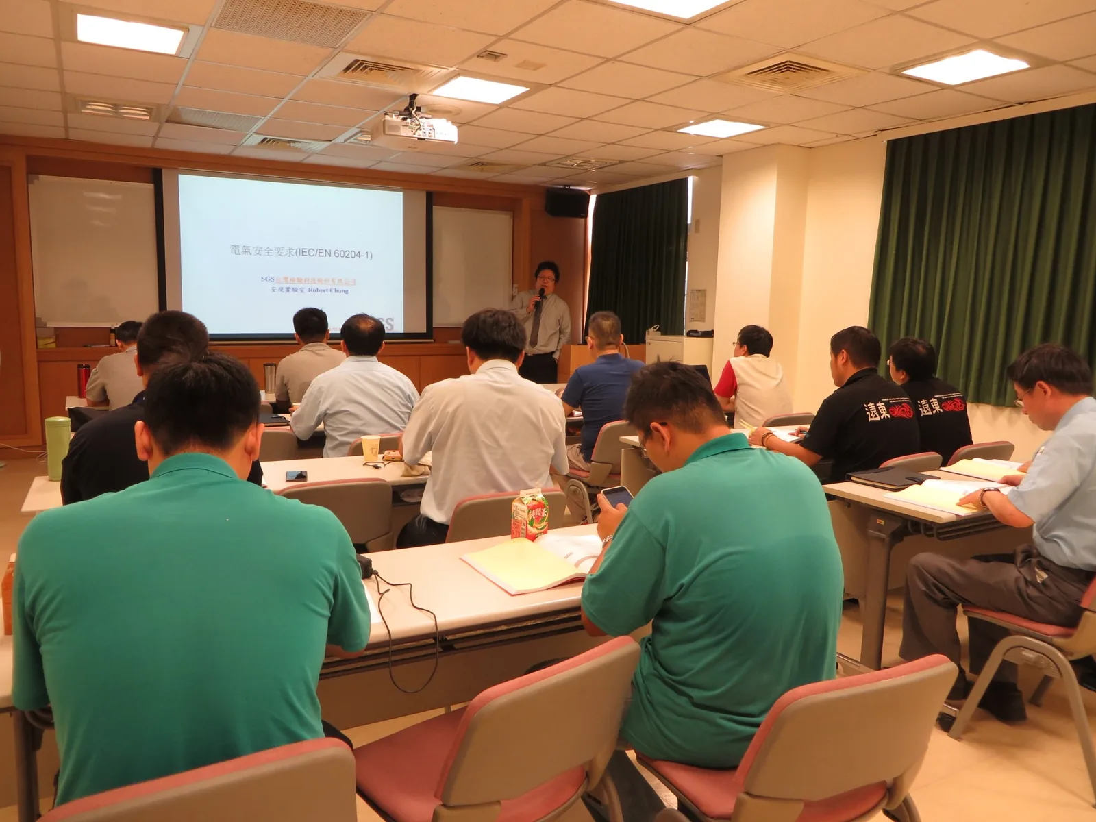 企業內訓課程現場,多位學員在會議室聽取國際認證法規講解