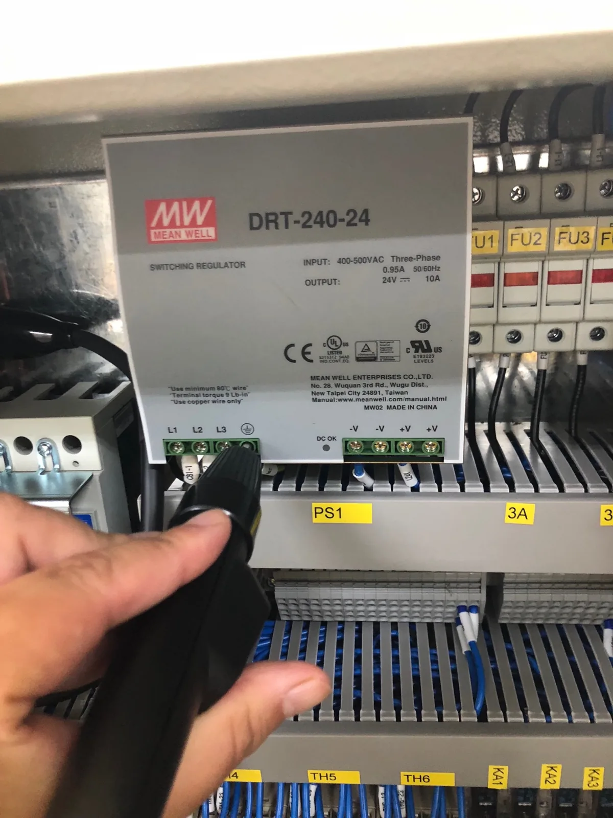 檢視控制盤內部配線與 24V 電源模組、斷路器與端子台