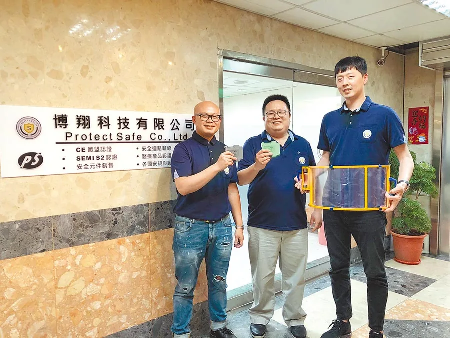 博翔科技團隊三位成員手持證書，於公司門口招牌前合影